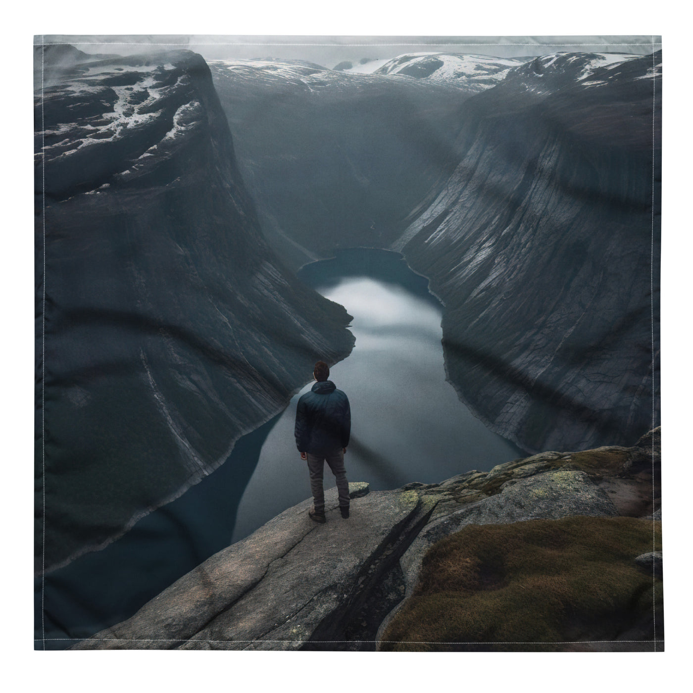 Mann auf Bergklippe - Norwegen - Bandana (All-Over Print) berge xxx L