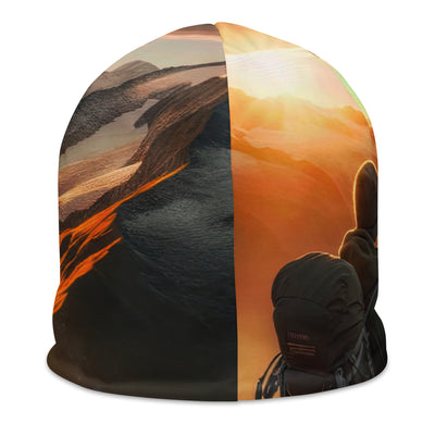 Foto der Alpen bei Sonnenuntergang mit deutscher Flagge und Wanderer, goldenes Licht auf Schneegipfeln - Beanie (All-Over Print) berge xxx yyy zzz