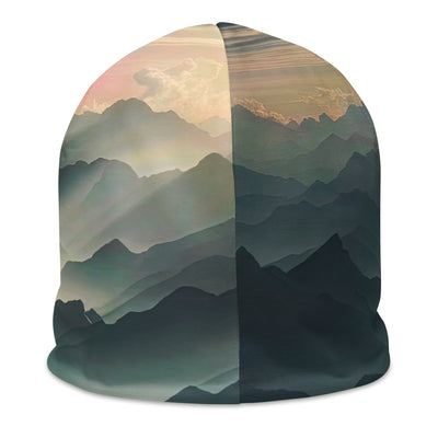 Foto der Alpen im Morgennebel, majestätische Gipfel ragen aus dem Nebel - Beanie (All-Over Print) berge xxx yyy zzz