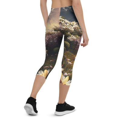 Epischer Berg, steiniger Weg und Blumen - Realistische Malerei - Capri Leggings (All-Over Print) berge xxx