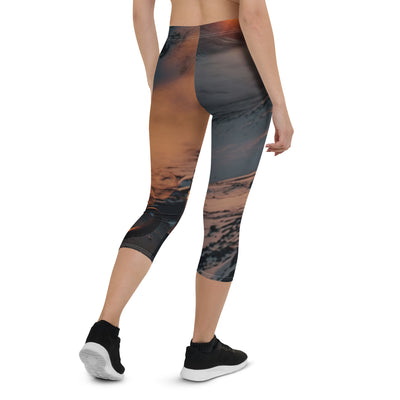 Heißer Kaffee auf einem schneebedeckten Berg - Capri Leggings (All-Over Print) berge xxx