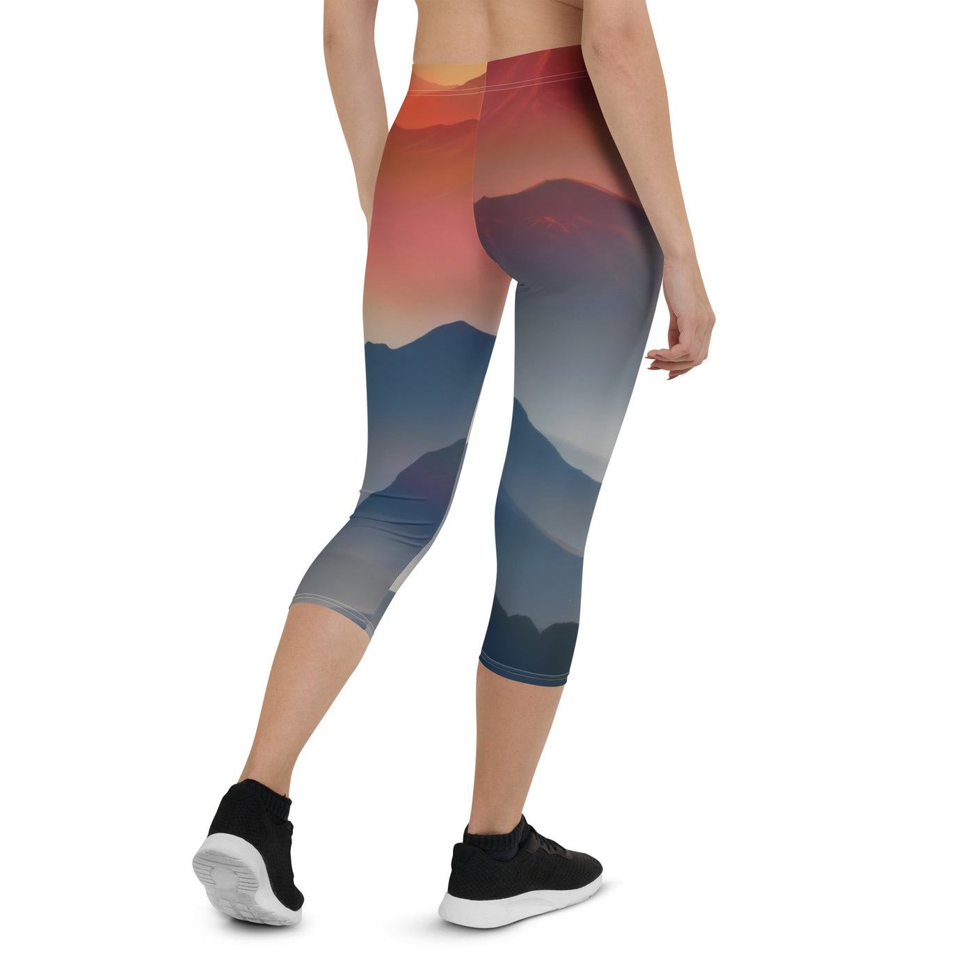 Sonnteruntergang, Gebirge und Nebel - Landschaftsmalerei - Capri Leggings (All-Over Print) berge xxx