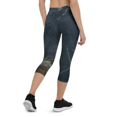 Mann auf Bergklippe - Norwegen - Capri Leggings (All-Over Print) berge xxx