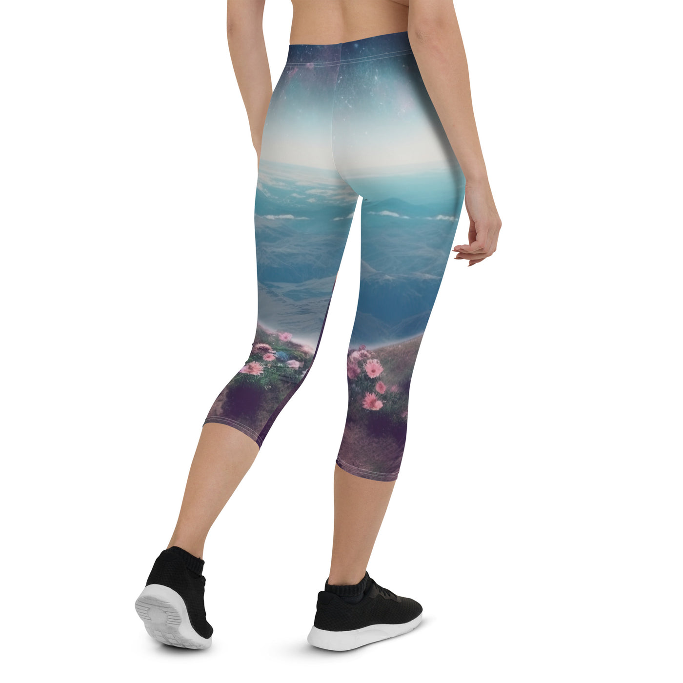 Frau sitzt auf Berg – Cosmos und Sterne im Hintergrund - Landschaftsmalerei - Capri Leggings (All-Over Print) berge xxx