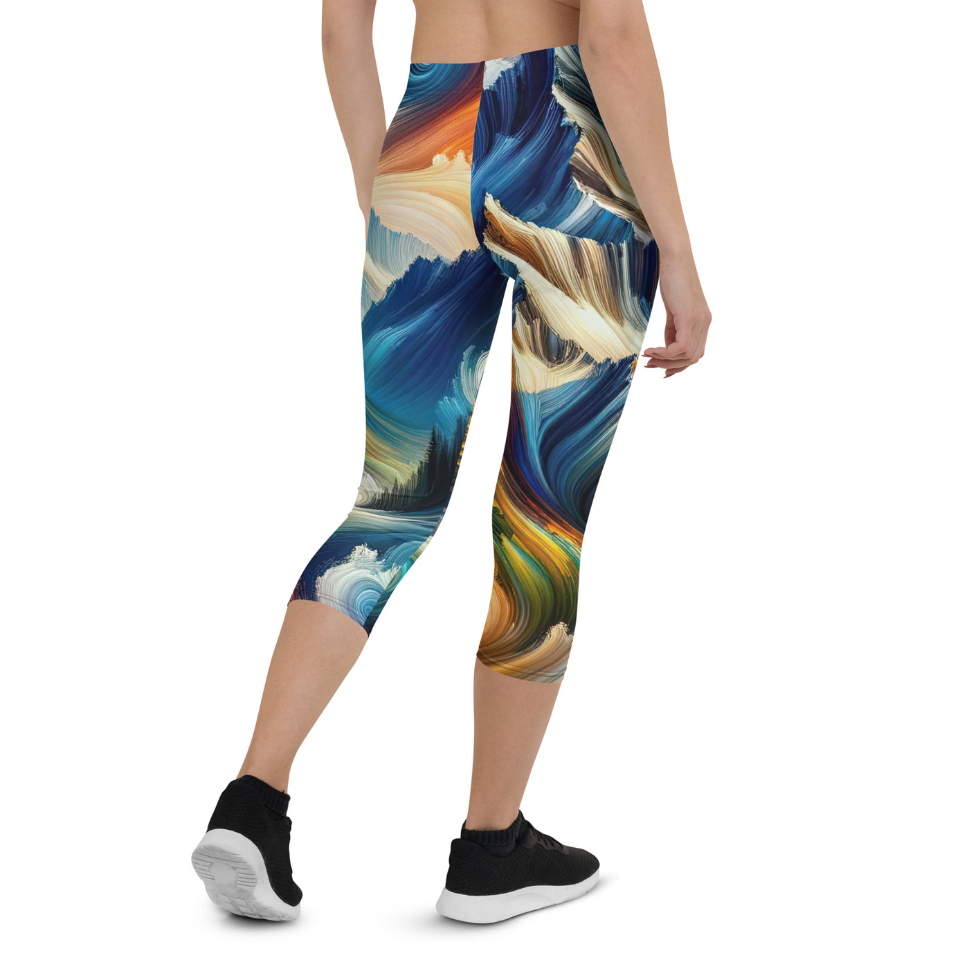 Abstrakte Kunst der Alpen mit lebendigen Farben und wirbelnden Mustern, majestätischen Gipfel und Täler - Capri Leggings (All-Over Print) berge xxx yyy zzz