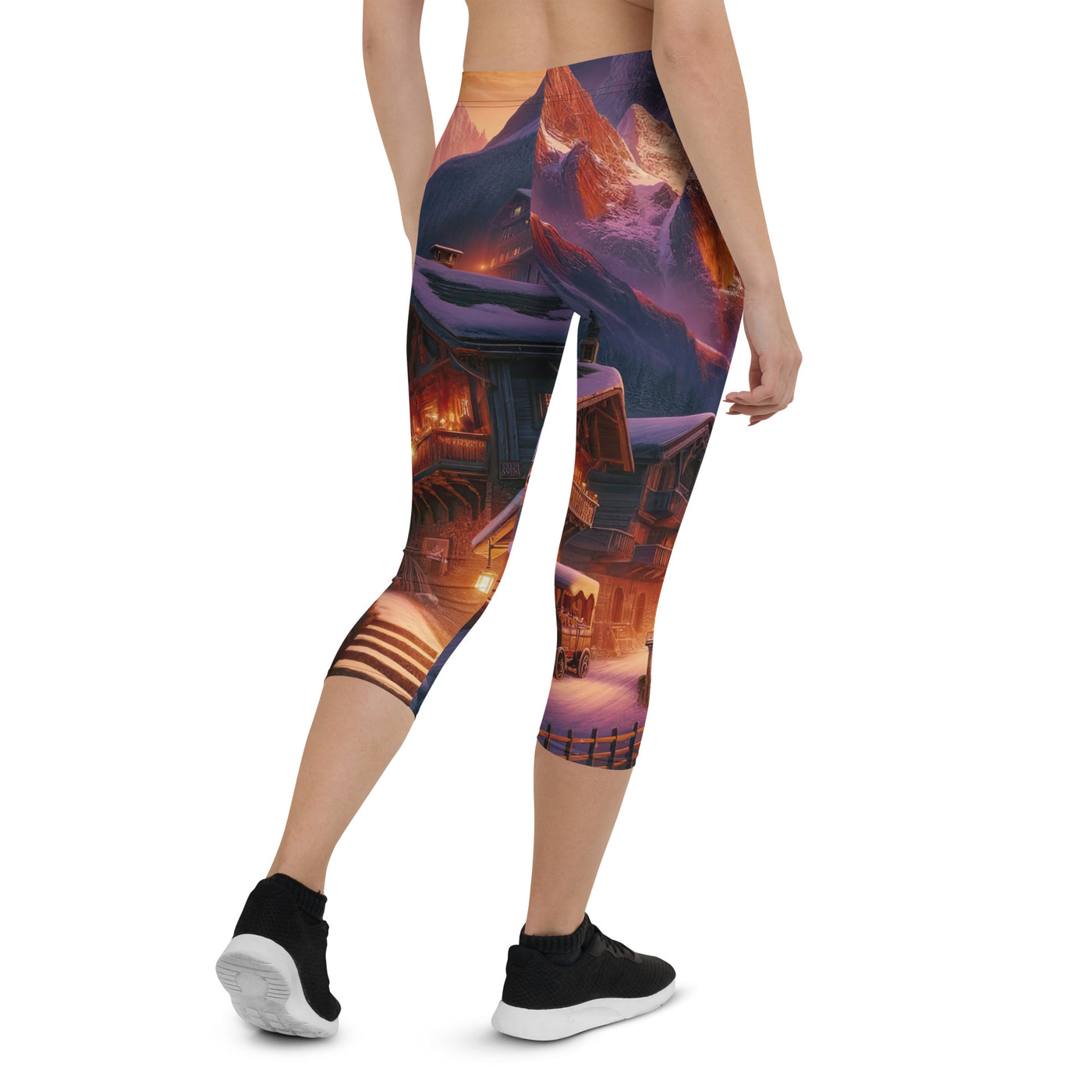 Magische Alpenstunde: Digitale Kunst mit warmem Himmelsschein über schneebedeckte Berge - Capri Leggings (All-Over Print) berge xxx yyy zzz