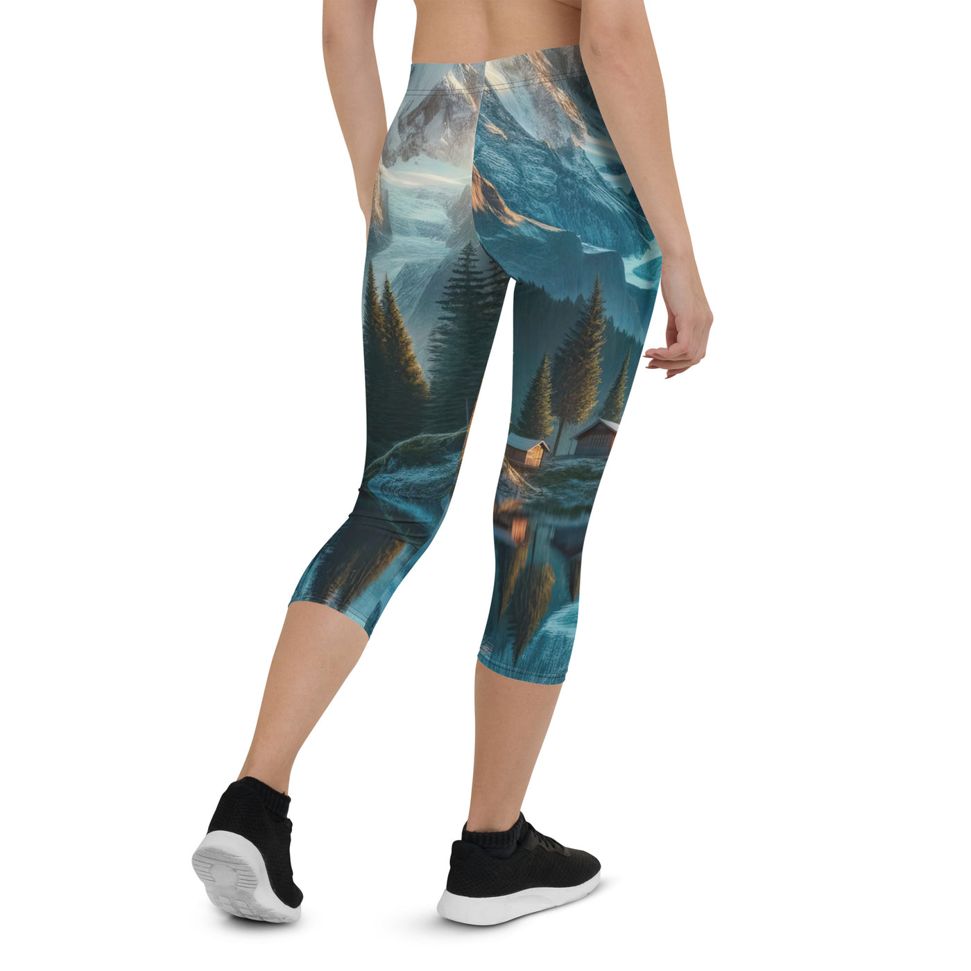 Stille Alpenmajestätik: Digitale Kunst mit Schnee und Bergsee-Spiegelung - Capri Leggings (All-Over Print) berge xxx yyy zzz