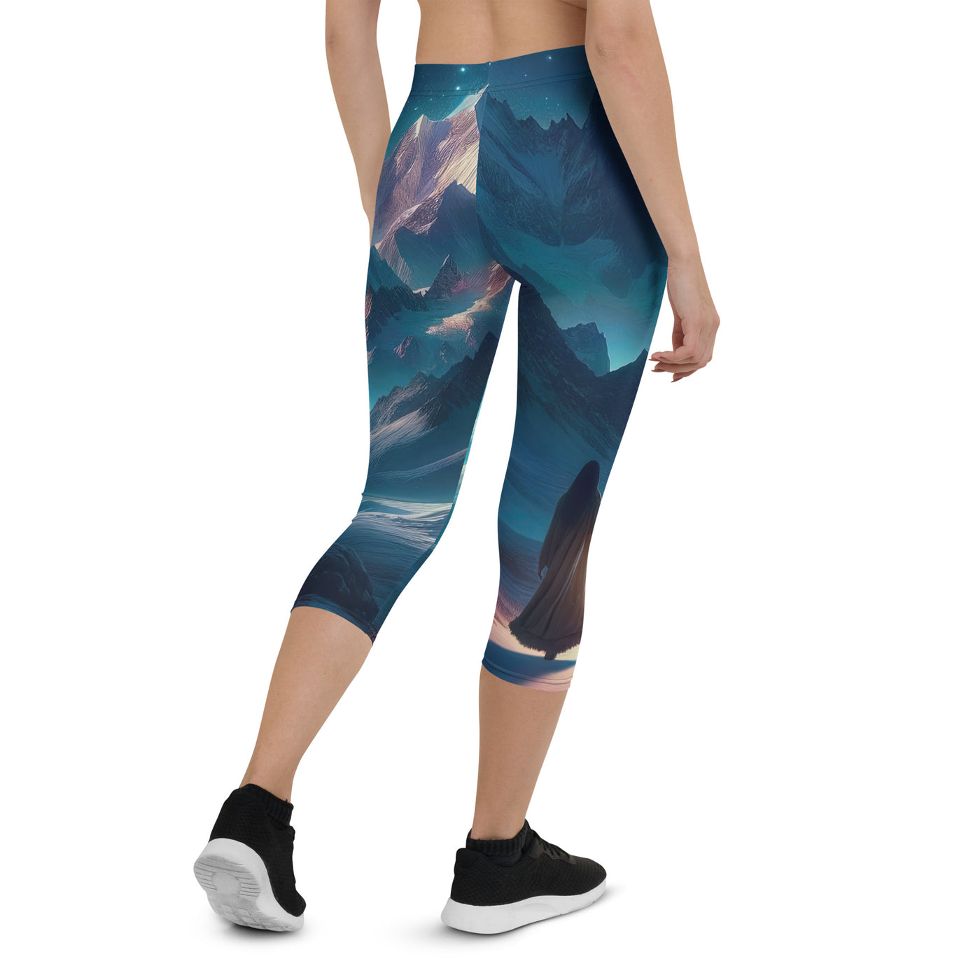 Stille Alpennacht: Digitale Kunst mit Gipfeln und Sternenteppich - Capri Leggings (All-Over Print) wandern xxx yyy zzz