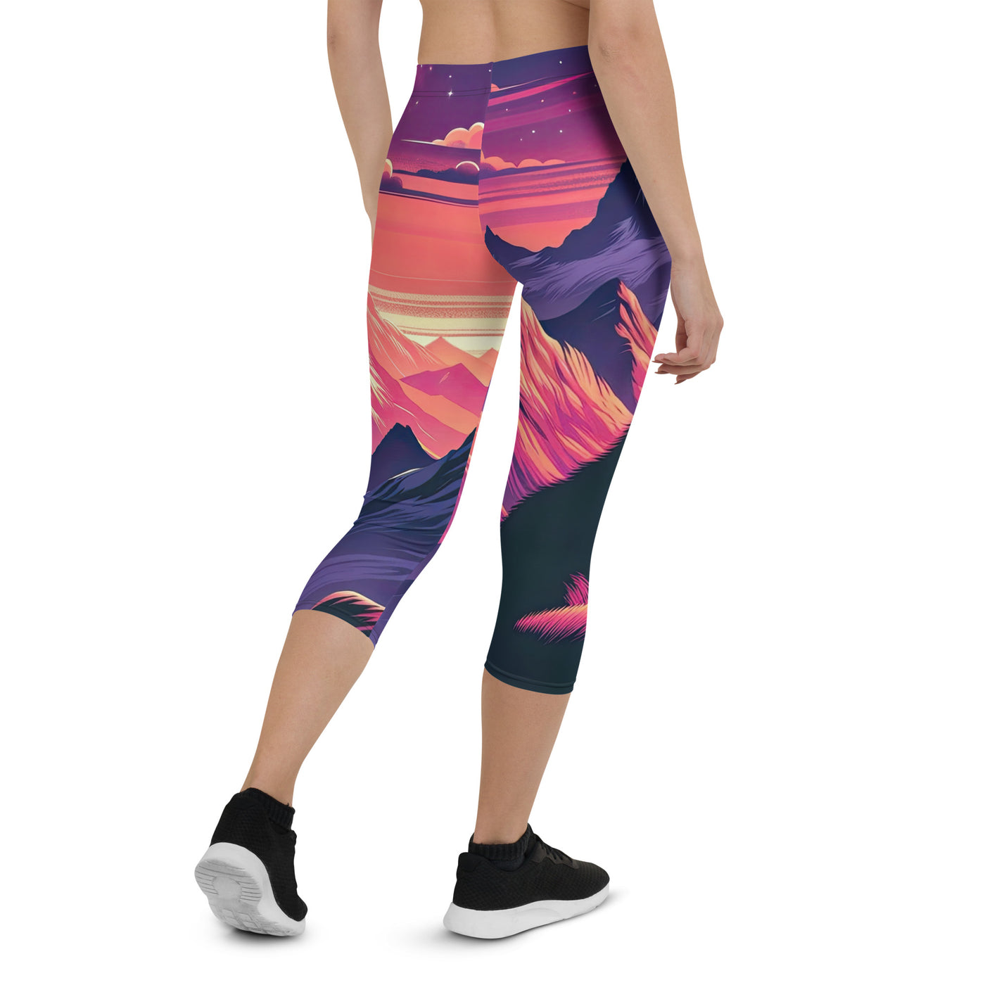 Fuchs im dramatischen Sonnenuntergang: Digitale Bergillustration in Abendfarben - Capri Leggings (All-Over Print) camping xxx yyy zzz