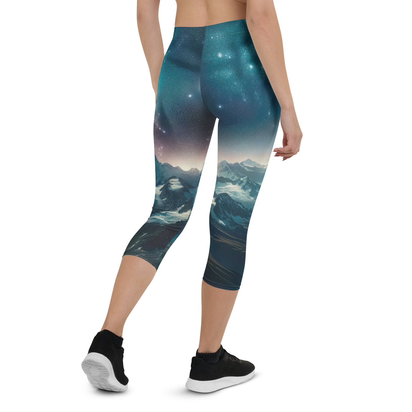 Alpennacht mit Milchstraße: Digitale Kunst mit Bergen und Sternenhimmel - Capri Leggings (All-Over Print) wandern xxx yyy zzz