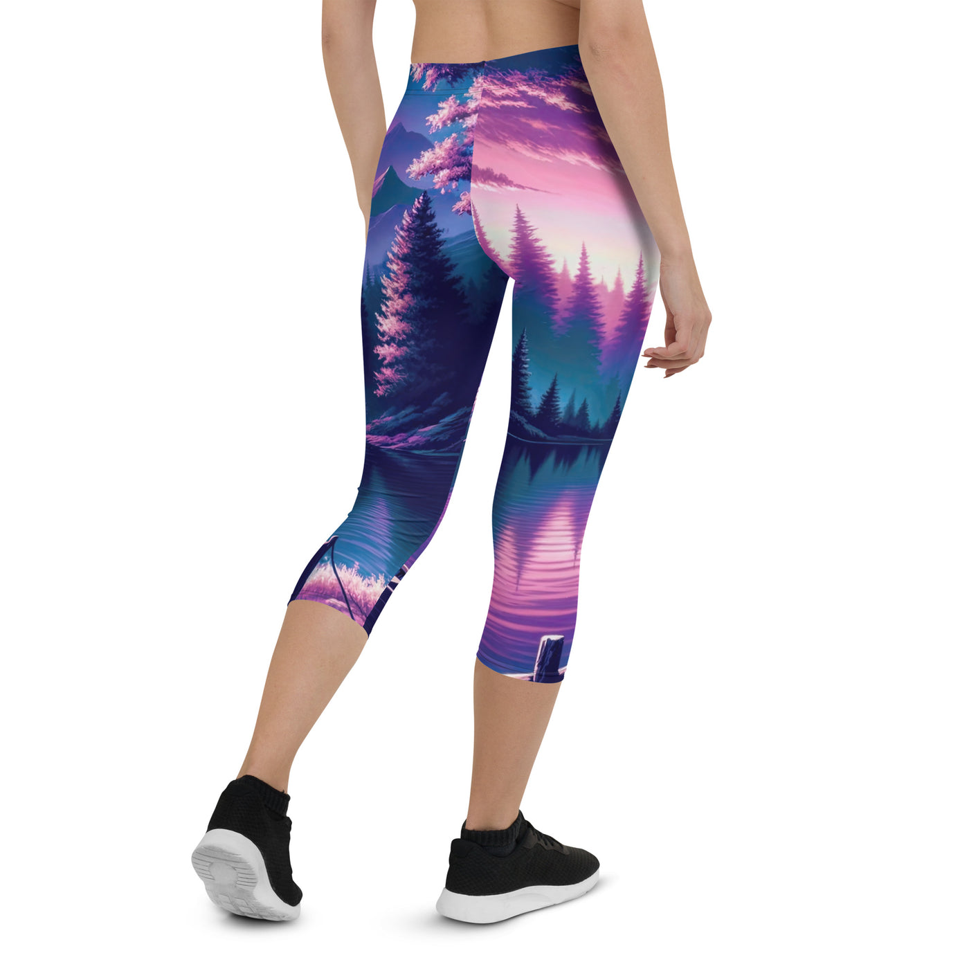 Magische Alpen-Dämmerung, rosa-lila Himmel und Bergsee mit Boot - Capri Leggings (All-Over Print) berge xxx yyy zzz