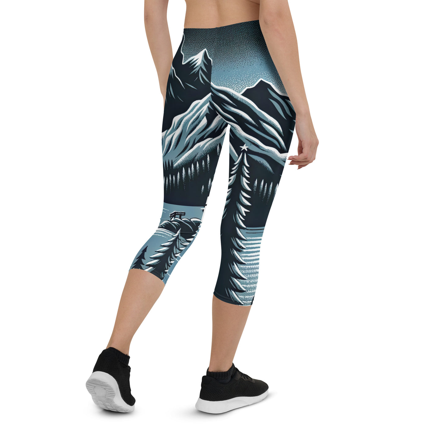 Bär in Alpen-Mondnacht, silberne Berge, schimmernde Seen - Capri Leggings (All-Over Print) camping xxx yyy zzz