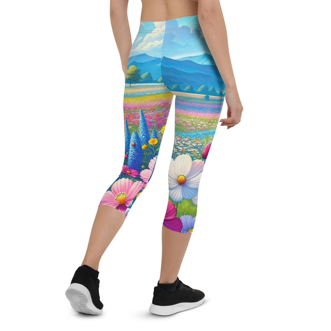 Weitläufiges Blumenfeld unter himmelblauem Himmel, leuchtende Flora - Capri Leggings (All-Over Print) camping xxx yyy zzz