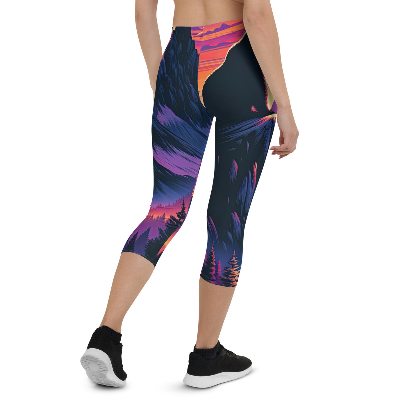 Alpen-Sonnenuntergang mit Bär auf Hügel, warmes Himmelsfarbenspiel - Capri Leggings (All-Over Print) camping xxx yyy zzz