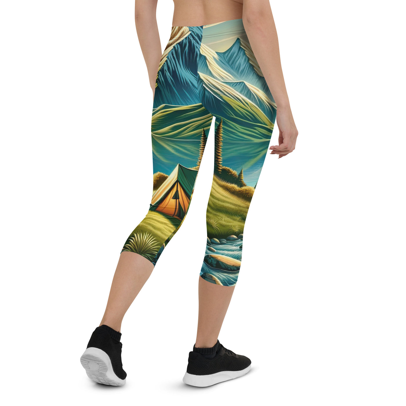 Zelt im Alpenmorgen mit goldenem Licht, Schneebergen und unberührten Seen - Capri Leggings (All-Over Print) berge xxx yyy zzz