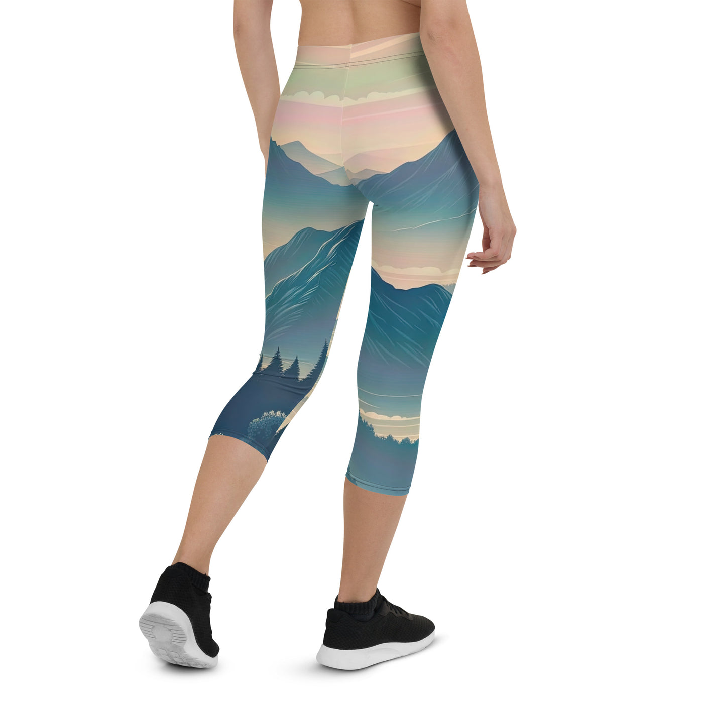 Bergszene bei Morgendämmerung, erste Sonnenstrahlen auf Bergrücken - Capri Leggings (All-Over Print) berge xxx yyy zzz