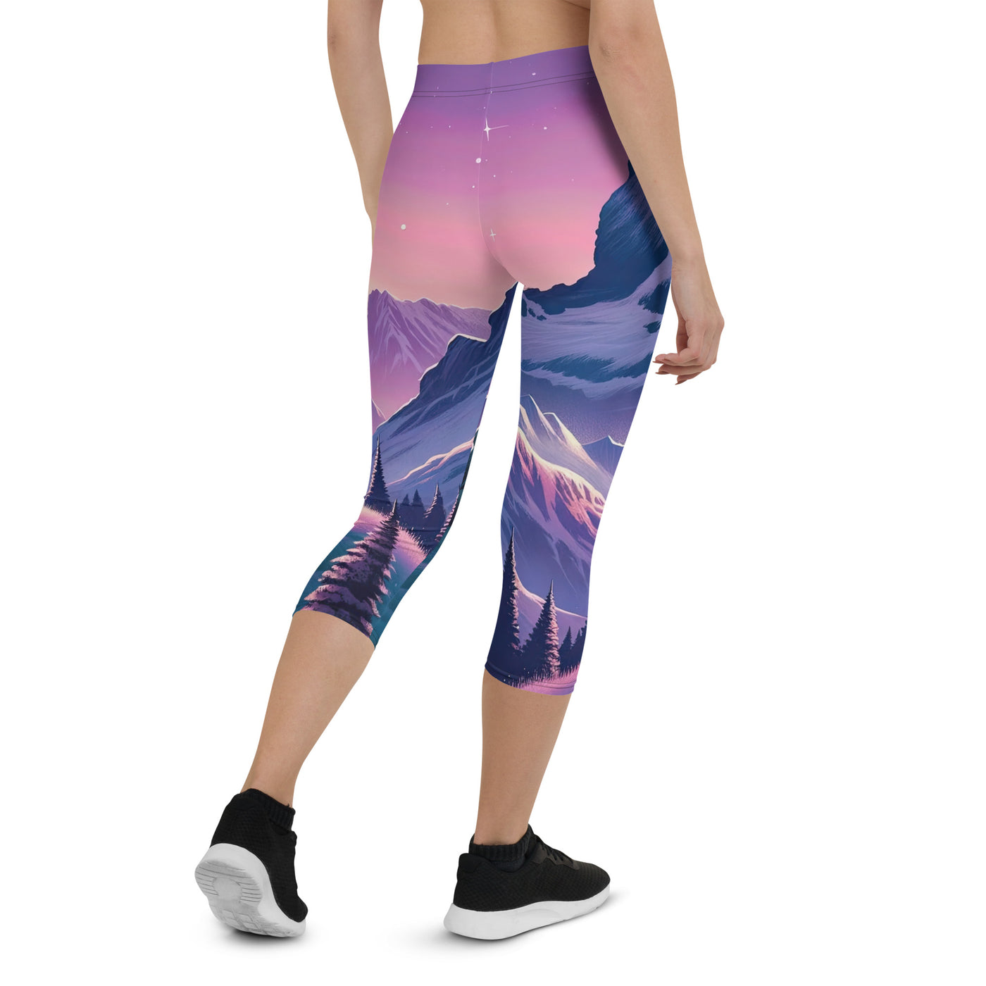 Bezaubernder Alpenabend mit Bär, lavendel-rosafarbener Himmel (AN) - Capri Leggings (All-Over Print) xxx yyy zzz