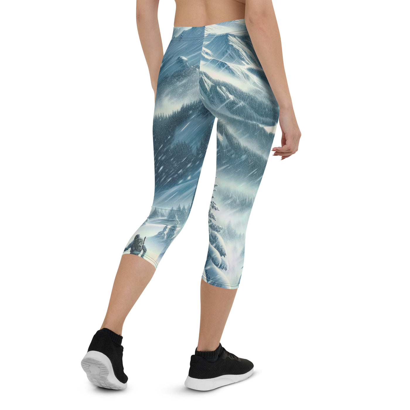 Alpine Wildnis im Wintersturm mit Skifahrer, verschneite Landschaft - Capri Leggings (All-Over Print) klettern ski xxx yyy zzz