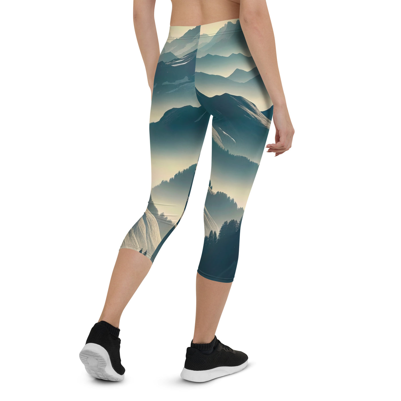 Morgendlicher Steinbock auf Alpengipfel, steile Berghänge - Capri Leggings (All-Over Print) berge xxx yyy zzz