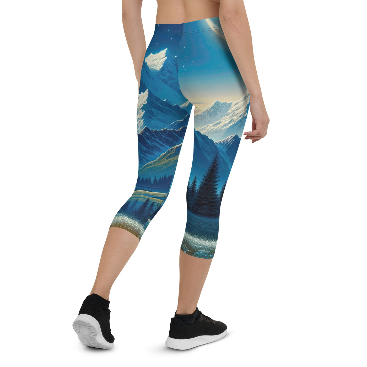 Klare frühlingshafte Alpennacht mit Blumen und Vollmond über Schneegipfeln - Capri Leggings (All-Over Print) berge xxx yyy zzz