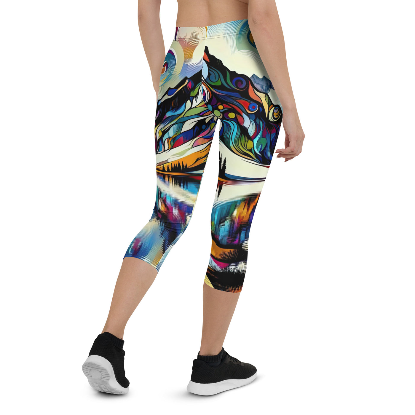 Alpensee im Zentrum eines abstrakt-expressionistischen Alpen-Kunstwerks - Capri Leggings (All-Over Print) berge xxx yyy zzz