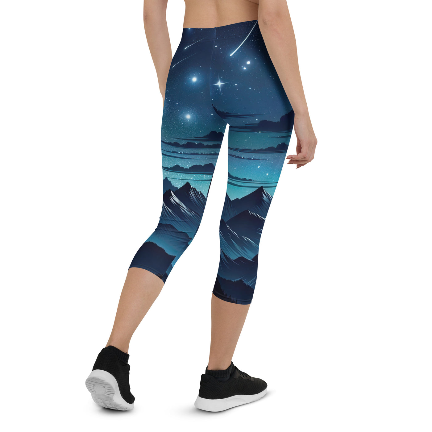 Alpen unter Sternenhimmel mit glitzernden Sternen und Meteoren - Capri Leggings (All-Over Print) berge xxx yyy zzz