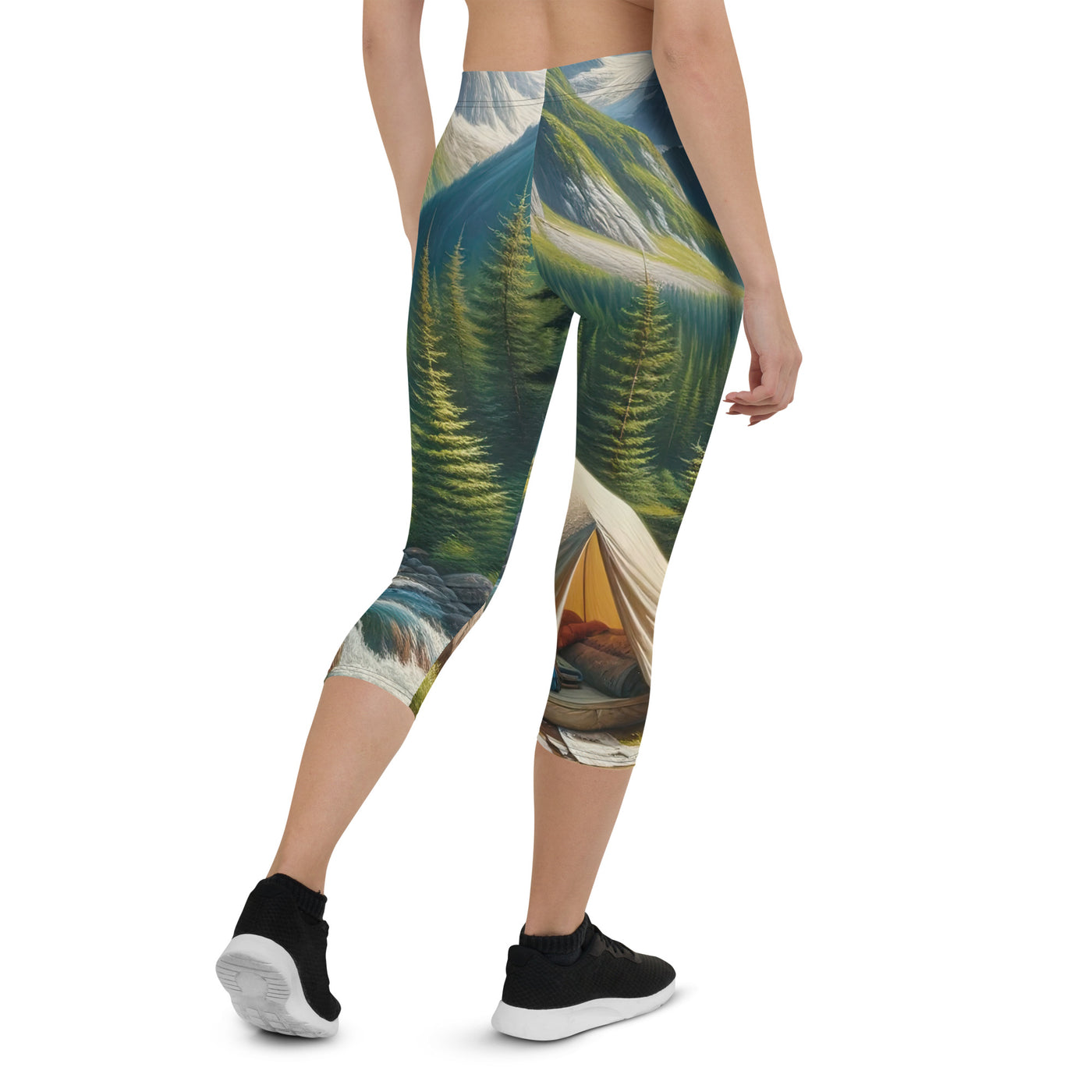 Ölgemälde der Alpensommerlandschaft mit Zelt, Gipfeln, Wäldern und Bächen - Capri Leggings (All-Over Print) camping xxx yyy zzz