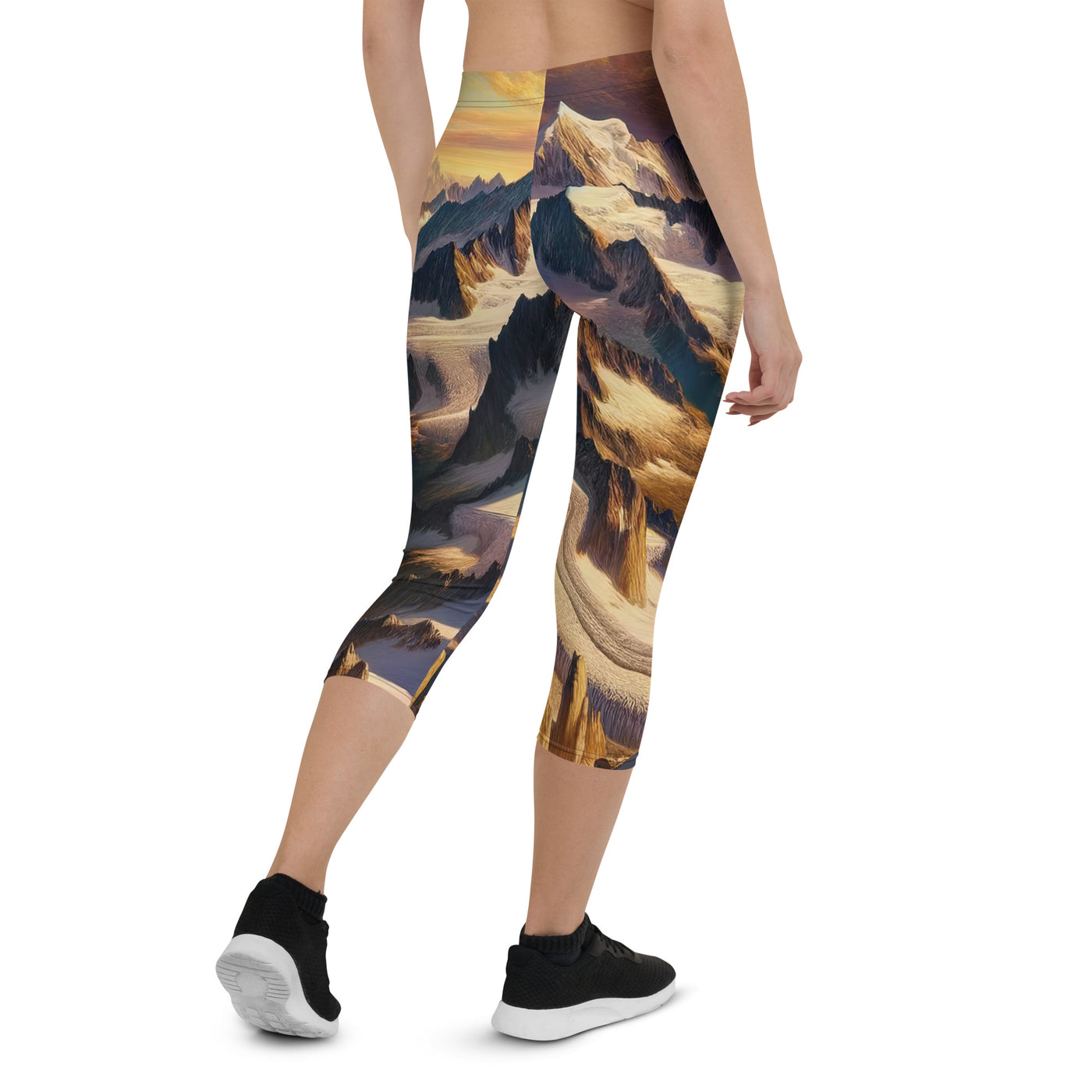 Ölgemälde eines Wanderers auf einem Hügel mit Panoramablick auf schneebedeckte Alpen und goldenen Himmel - Capri Leggings (All-Over Print) wandern xxx yyy zzz