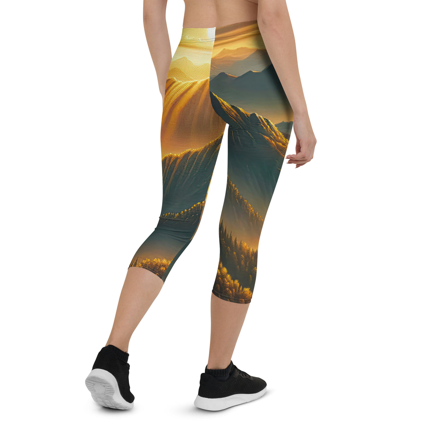 Ölgemälde der Berge in der goldenen Stunde, Sonnenuntergang über warmer Landschaft - Capri Leggings (All-Over Print) berge xxx yyy zzz