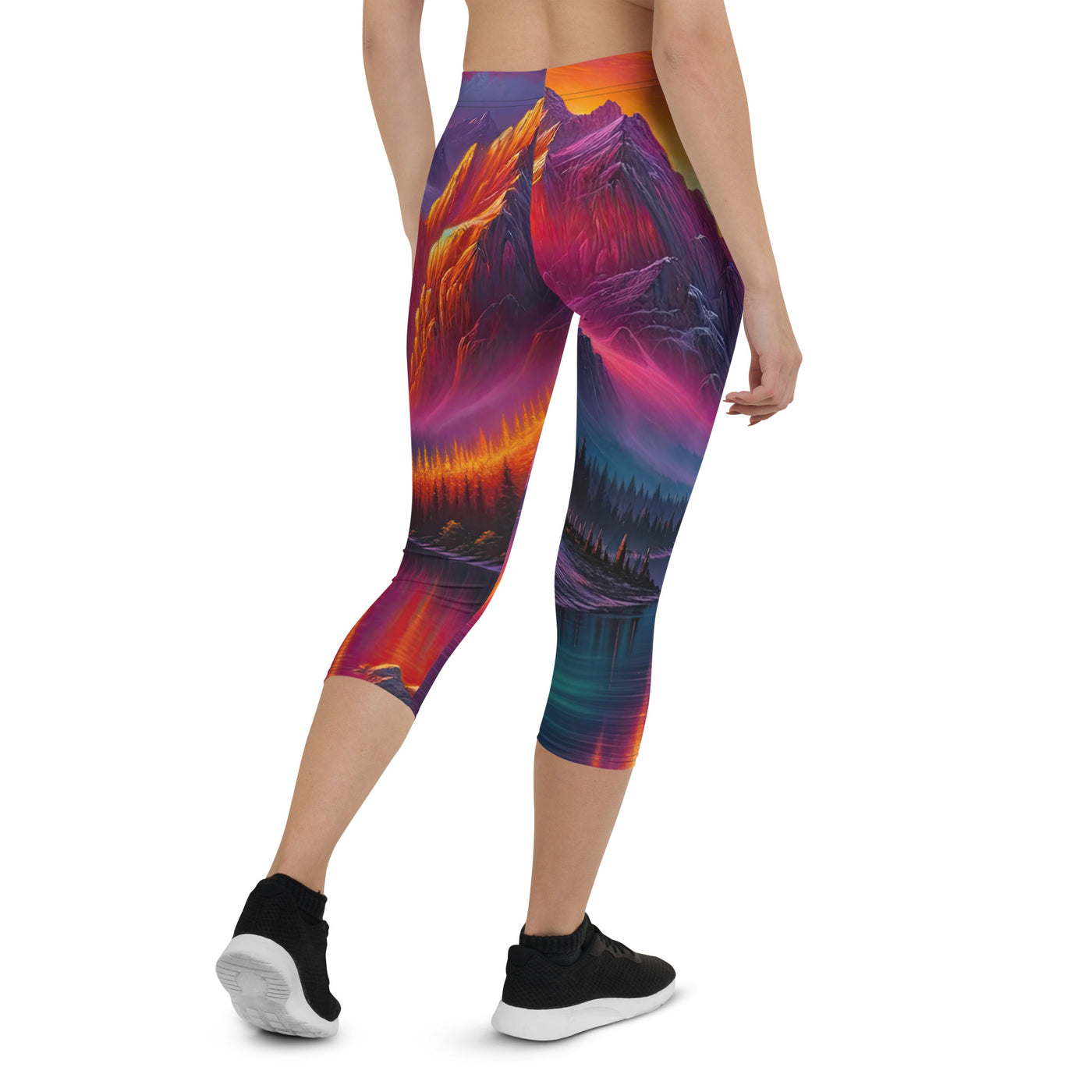 Ölgemälde eines Bootes auf einem Bergsee bei Sonnenuntergang, lebendige Orange-Lila Töne - Capri Leggings (All-Over Print) berge xxx yyy zzz