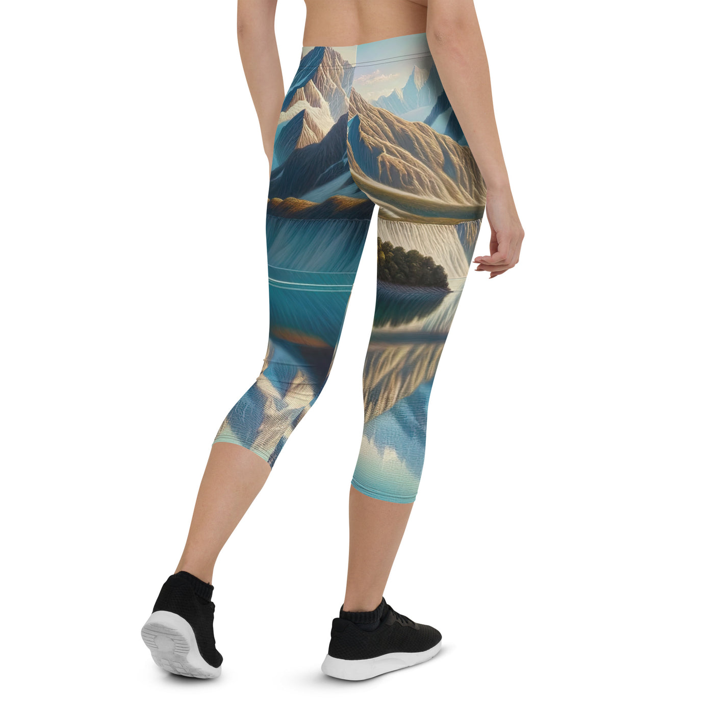 Ölgemälde eines unberührten Sees, der die Bergkette spiegelt - Capri Leggings (All-Over Print) berge xxx yyy zzz