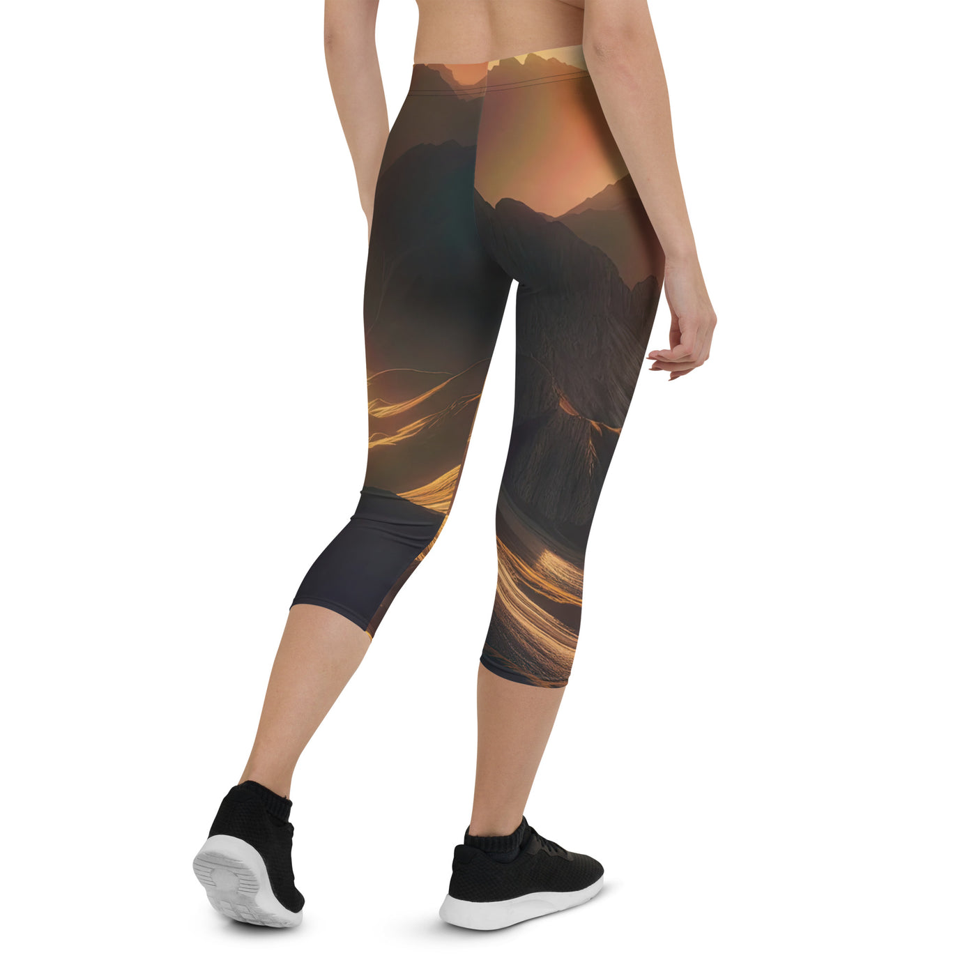 Foto der goldenen Stunde in den Bergen mit warmem Schein über zerklüftetem Gelände - Capri Leggings (All-Over Print) berge xxx yyy zzz