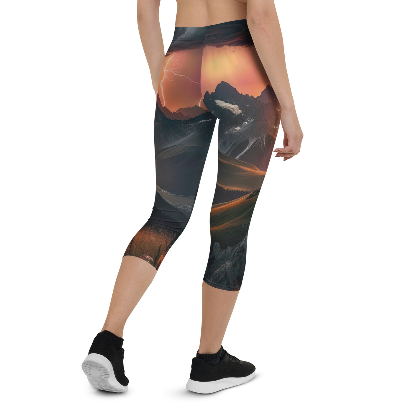 Foto einer Alpenburg bei stürmischem Sonnenuntergang, dramatische Wolken und Sonnenstrahlen - Capri Leggings (All-Over Print) berge xxx yyy zzz