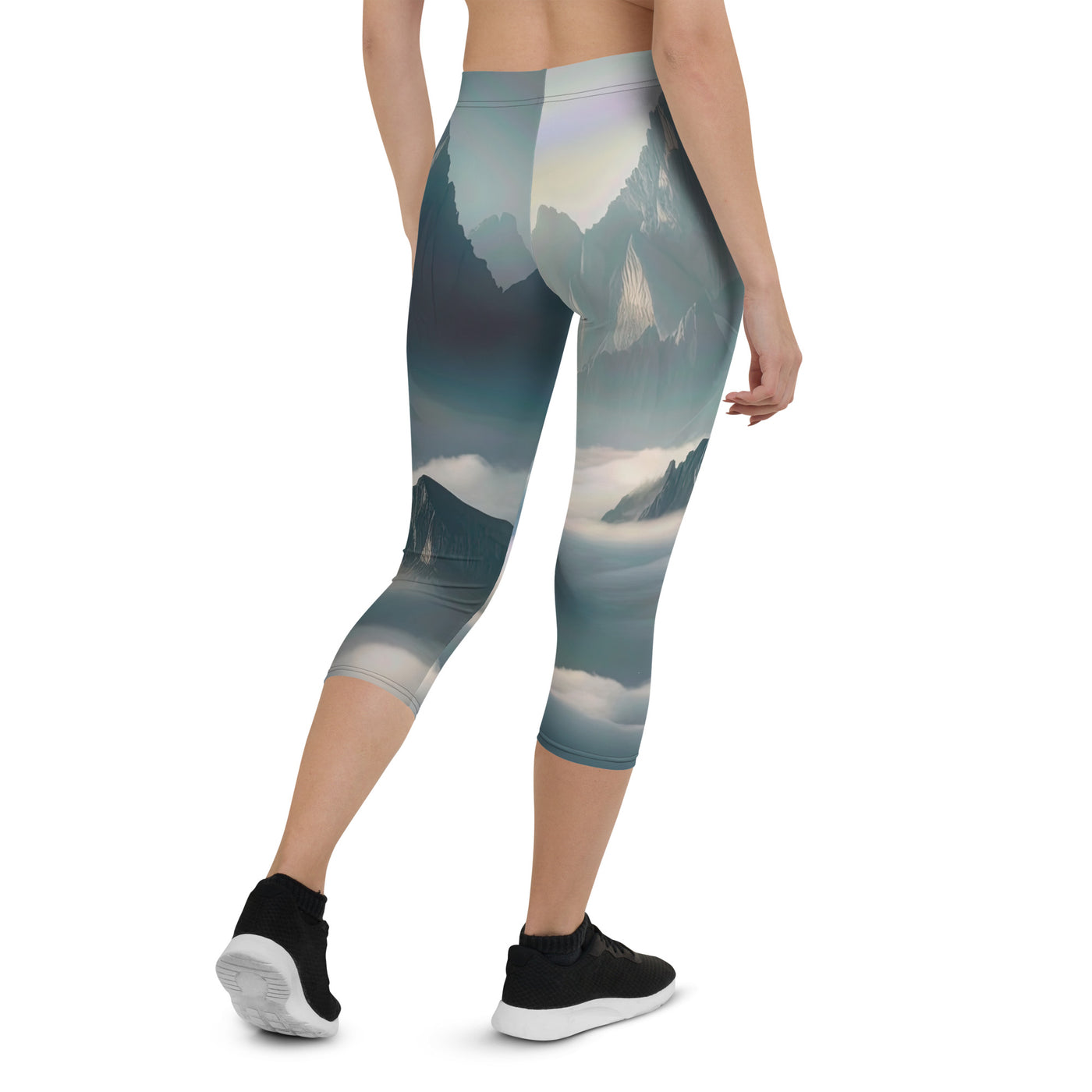 Foto eines nebligen Alpenmorgens, scharfe Gipfel ragen aus dem Nebel - Capri Leggings (All-Over Print) berge xxx yyy zzz