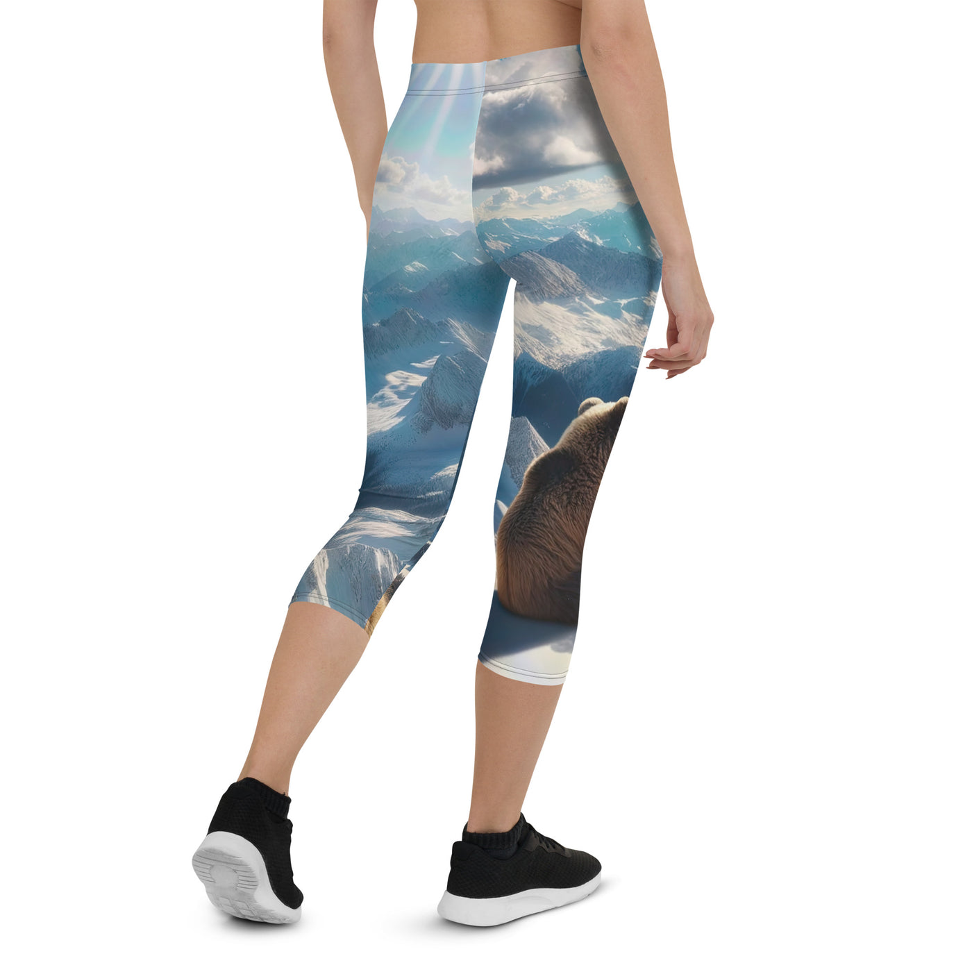 Foto der Alpen im Winter mit Bären auf dem Gipfel, glitzernder Neuschnee unter der Sonne - Capri Leggings (All-Over Print) camping xxx yyy zzz