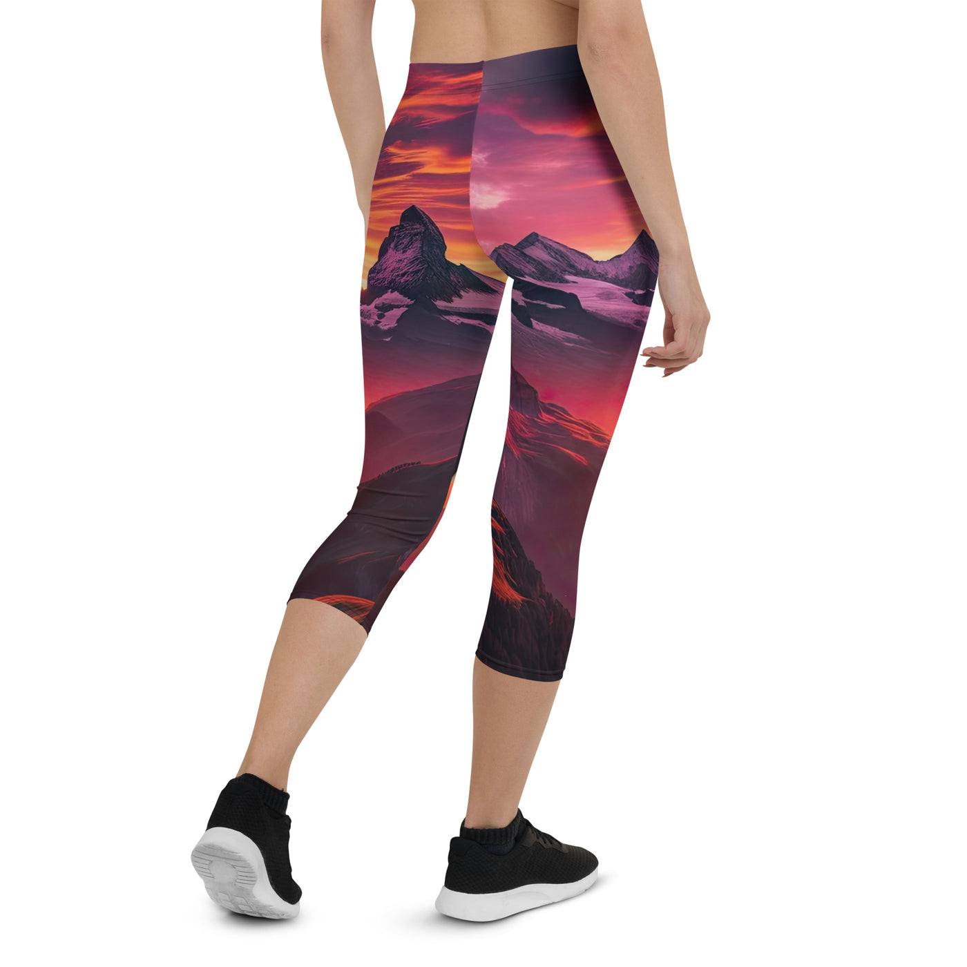 Foto der Schweizer Alpen im Sonnenuntergang, Himmel in surreal glänzenden Farbtönen - Capri Leggings (All-Over Print) wandern xxx yyy zzz