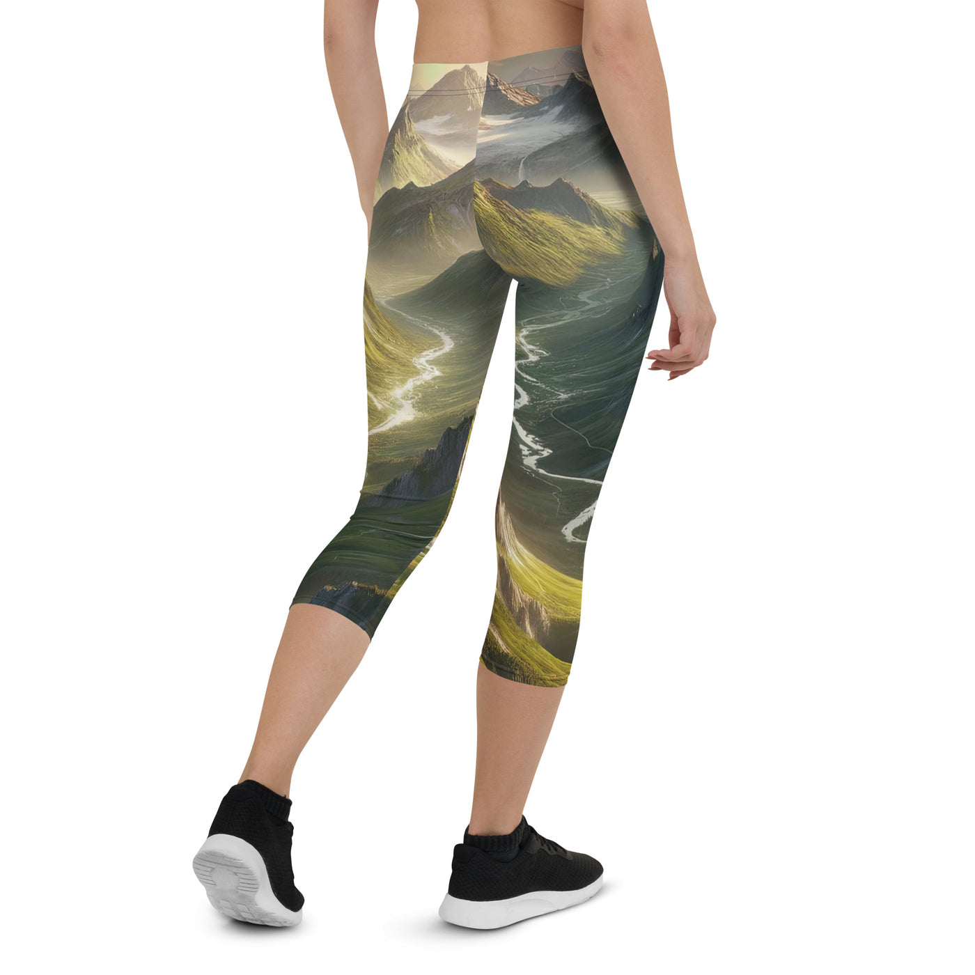 Fotorealistisches Bild der Alpen mit österreichischer Flagge, scharfen Gipfeln und grünen Tälern - Capri Leggings (All-Over Print) berge xxx yyy zzz