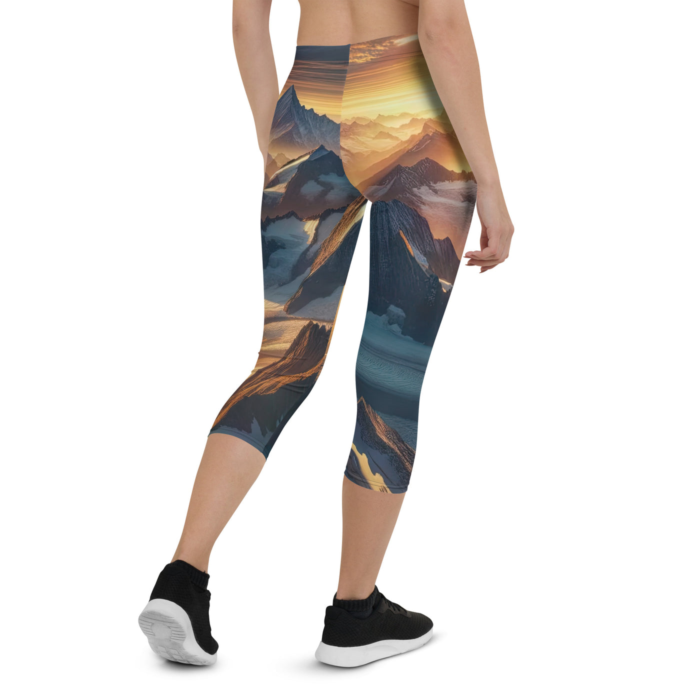 Fotorealistische Darstellung der Alpen bei Sonnenaufgang, Wanderin unter einem gold-purpurnen Himmel - Capri Leggings (All-Over Print) wandern xxx yyy zzz