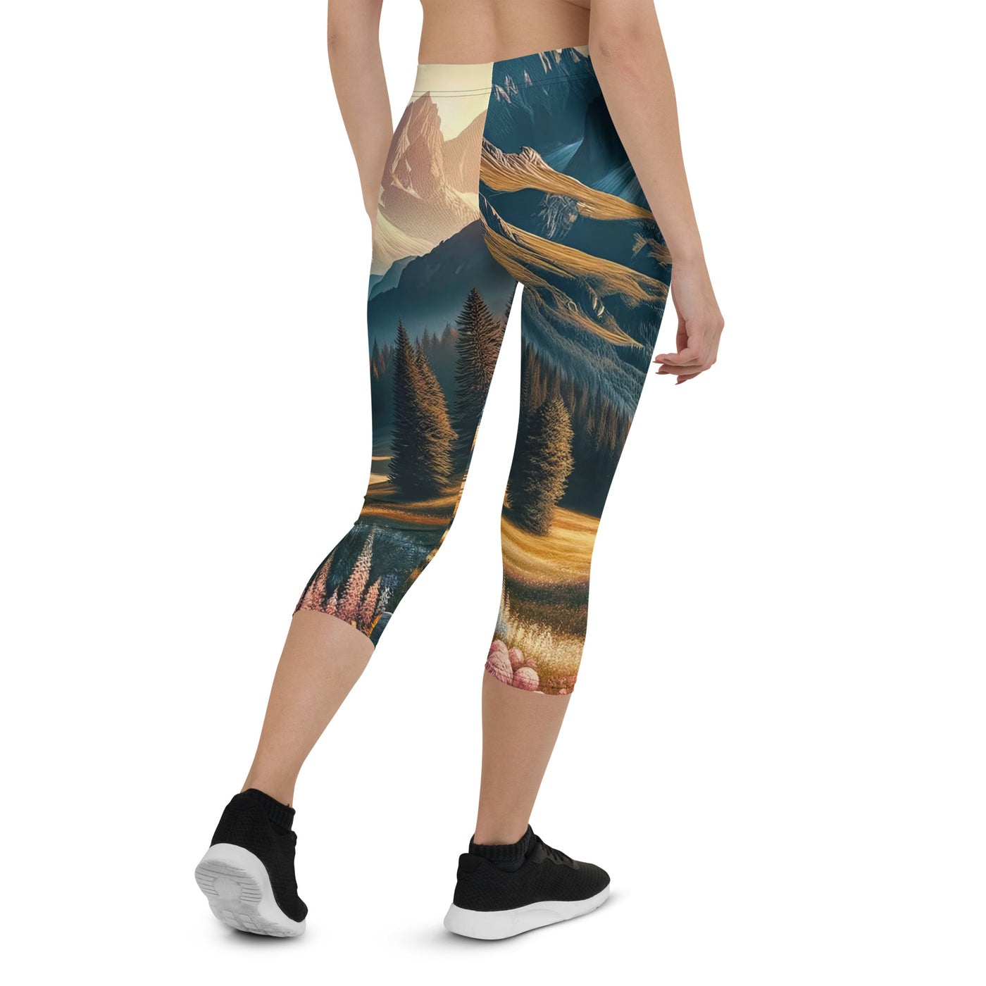 Quadratisches Kunstwerk der Alpen, majestätische Berge unter goldener Sonne - Capri Leggings (All-Over Print) berge xxx yyy zzz