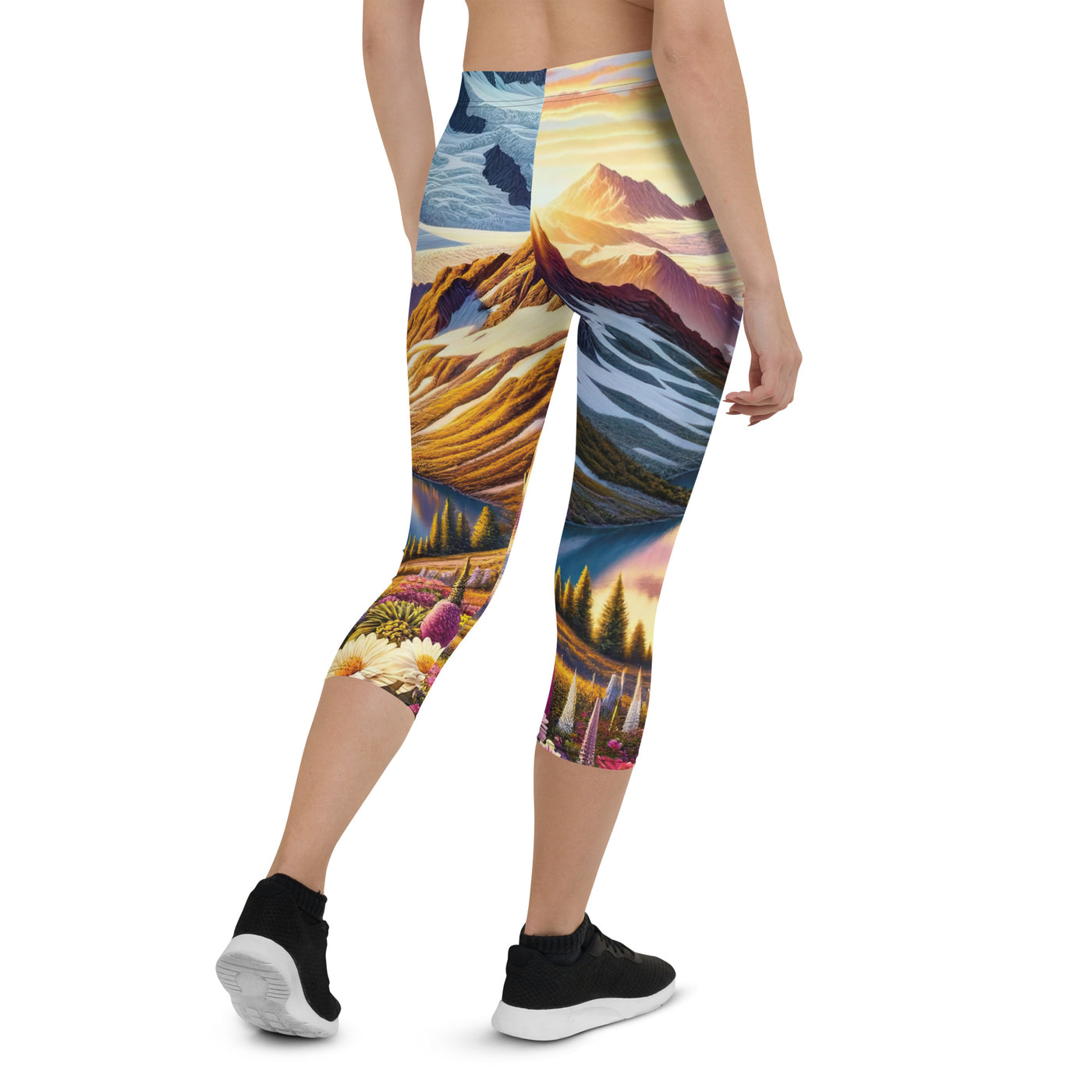 Quadratische Illustration der Alpen mit schneebedeckten Gipfeln und Wildblumen - Capri Leggings (All-Over Print) berge xxx yyy zzz