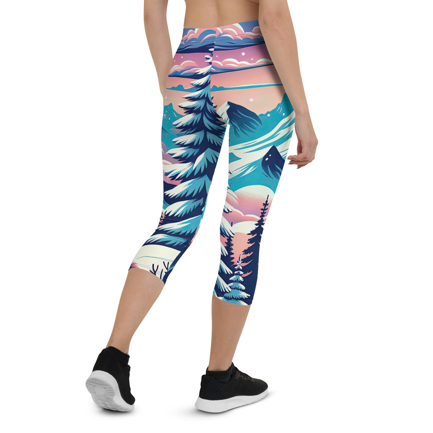 Vektorgrafik eines alpinen Winterwunderlandes mit schneebedeckten Kiefern und einem Fuchs - Capri Leggings (All-Over Print) camping xxx yyy zzz