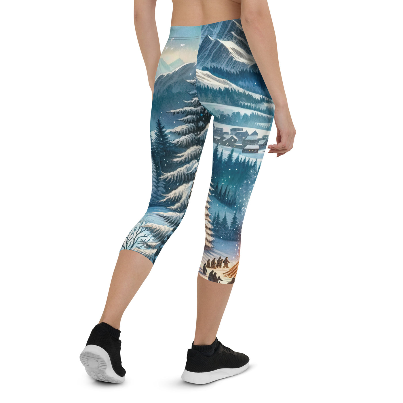 Aquarell eines Winterabends in den Alpen mit Lagerfeuer und Wanderern, glitzernder Neuschnee - Capri Leggings (All-Over Print) camping xxx yyy zzz