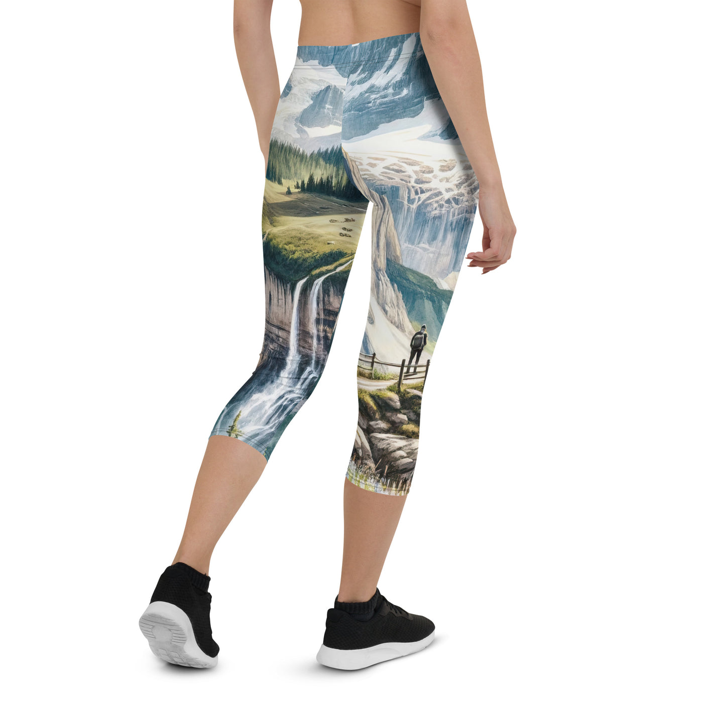 Aquarell-Panoramablick der Alpen mit schneebedeckten Gipfeln, Wasserfällen und Wanderern - Capri Leggings (All-Over Print) wandern xxx yyy zzz