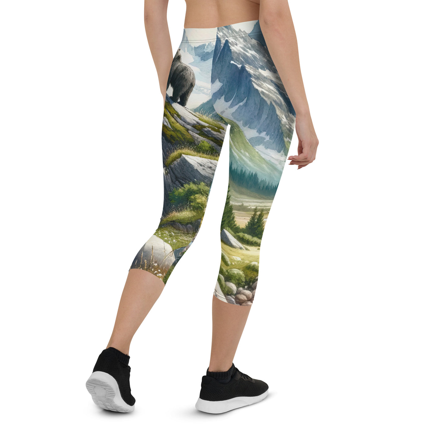 Aquarellmalerei eines Bären und der sommerlichen Alpenschönheit mit schneebedeckten Ketten - Capri Leggings (All-Over Print) camping xxx yyy zzz