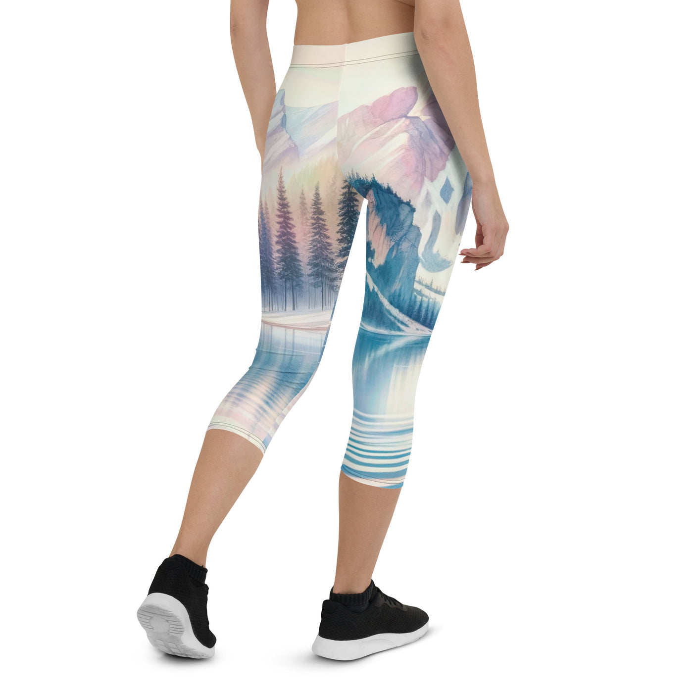 Aquarell eines klaren Alpenmorgens, Boot auf Bergsee in Pastelltönen - Capri Leggings (All-Over Print) berge xxx yyy zzz