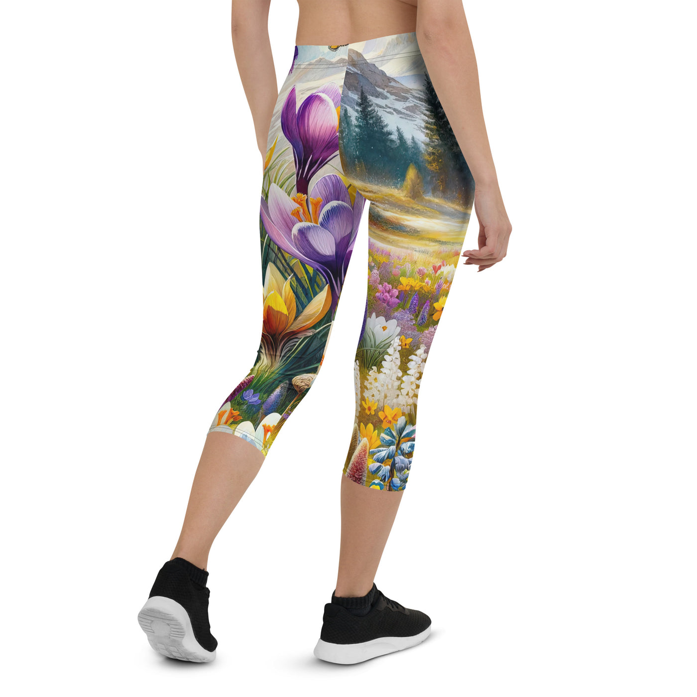 Aquarell einer ruhigen Almwiese, farbenfrohe Bergblumen in den Alpen - Capri Leggings (All-Over Print) berge xxx yyy zzz