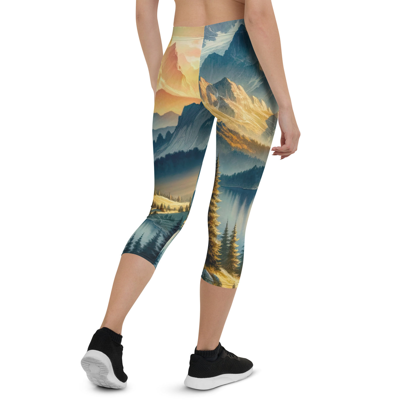 Aquarell der Alpenpracht bei Sonnenuntergang, Berge im goldenen Licht - Capri Leggings (All-Over Print) berge xxx yyy zzz