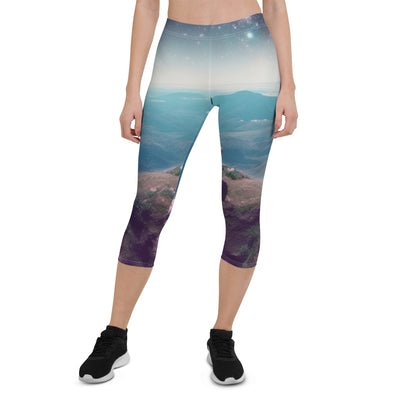 Frau sitzt auf Berg – Cosmos und Sterne im Hintergrund - Landschaftsmalerei - Capri Leggings (All-Over Print) berge xxx XL