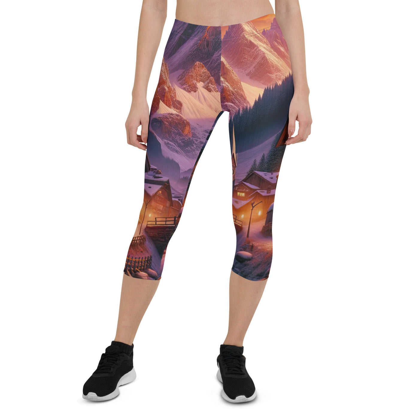 Magische Alpenstunde: Digitale Kunst mit warmem Himmelsschein über schneebedeckte Berge - Capri Leggings (All-Over Print) berge xxx yyy zzz XL