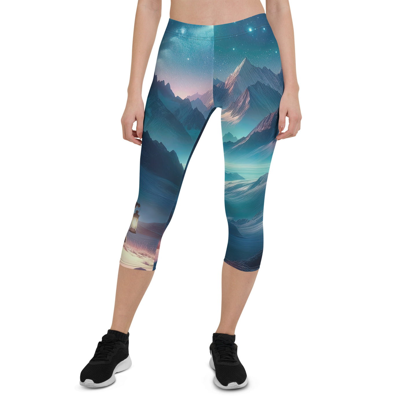 Stille Alpennacht: Digitale Kunst mit Gipfeln und Sternenteppich - Capri Leggings (All-Over Print) wandern xxx yyy zzz XL